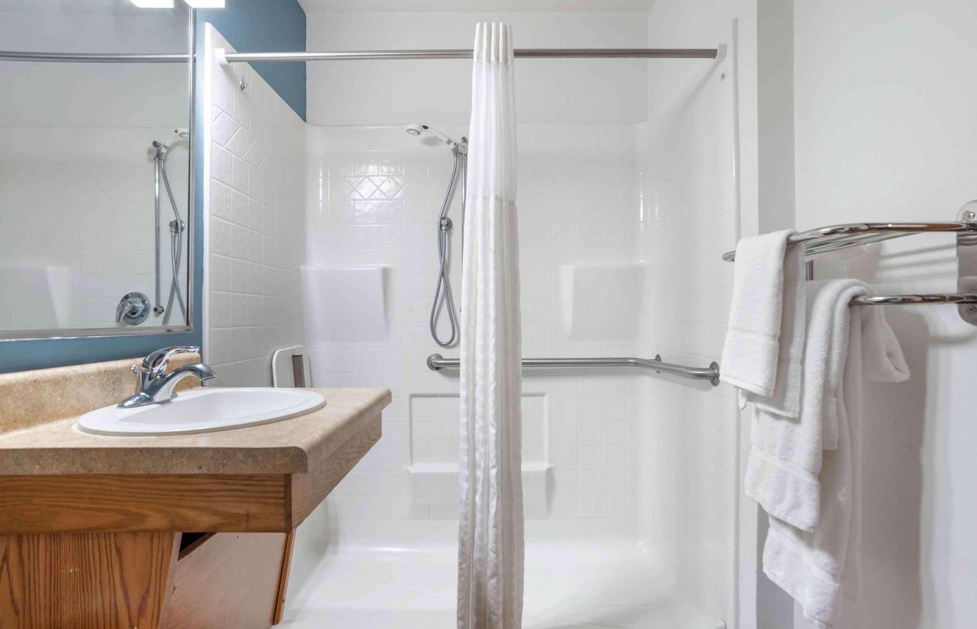 Extended Stay America Select Suites - Cleveland - Airport Екстериор снимка