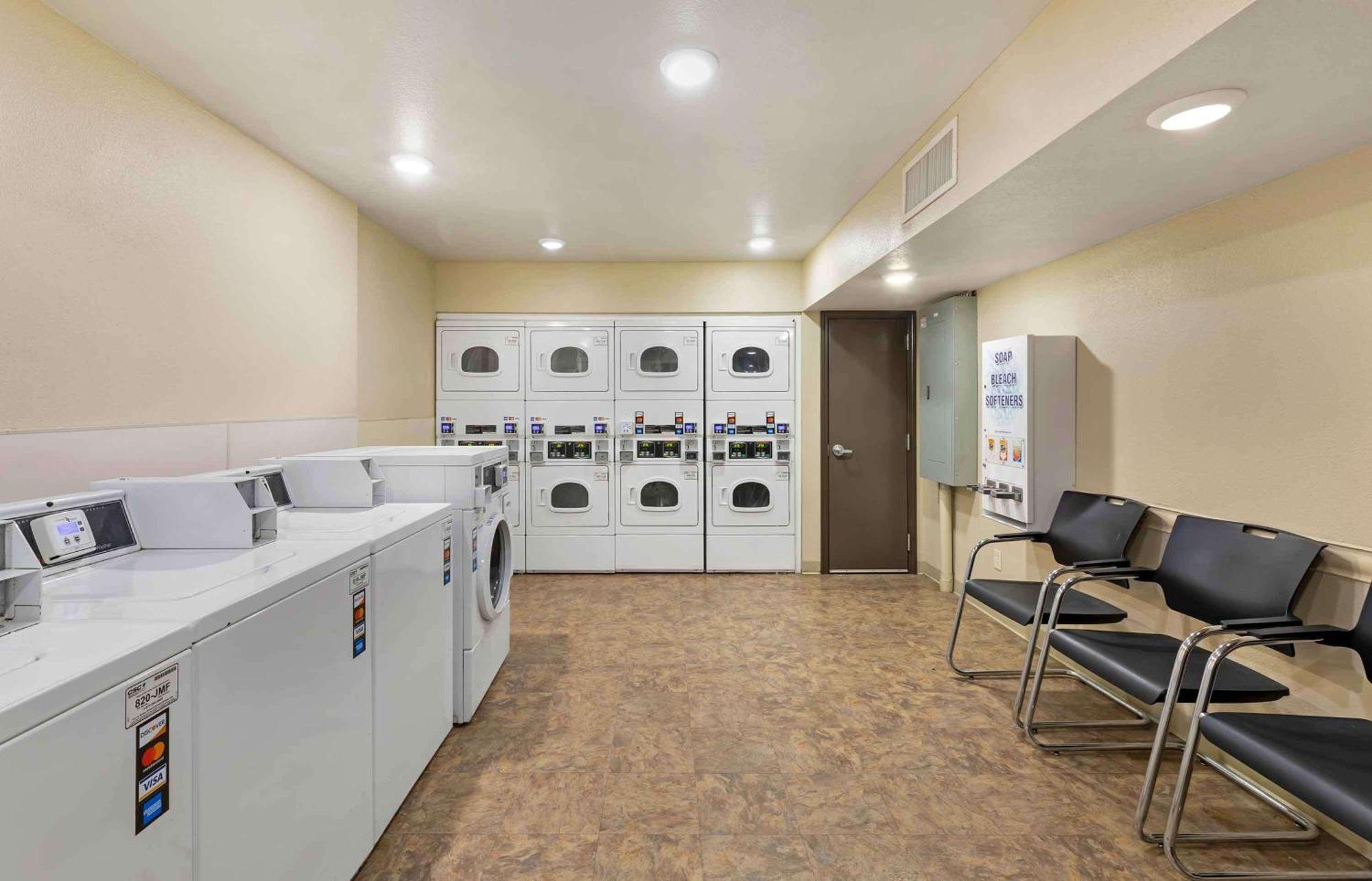 Extended Stay America Select Suites - Cleveland - Airport Екстериор снимка