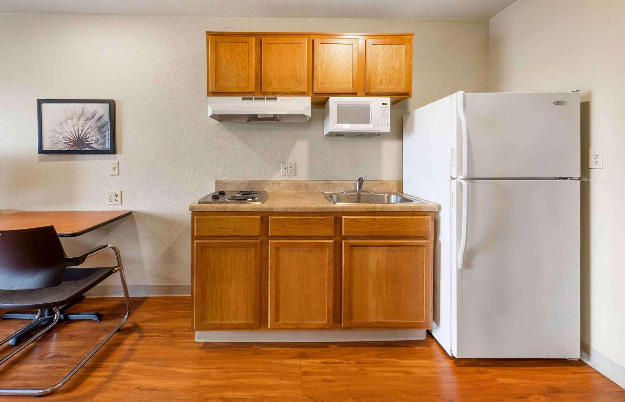 Extended Stay America Select Suites - Cleveland - Airport Екстериор снимка