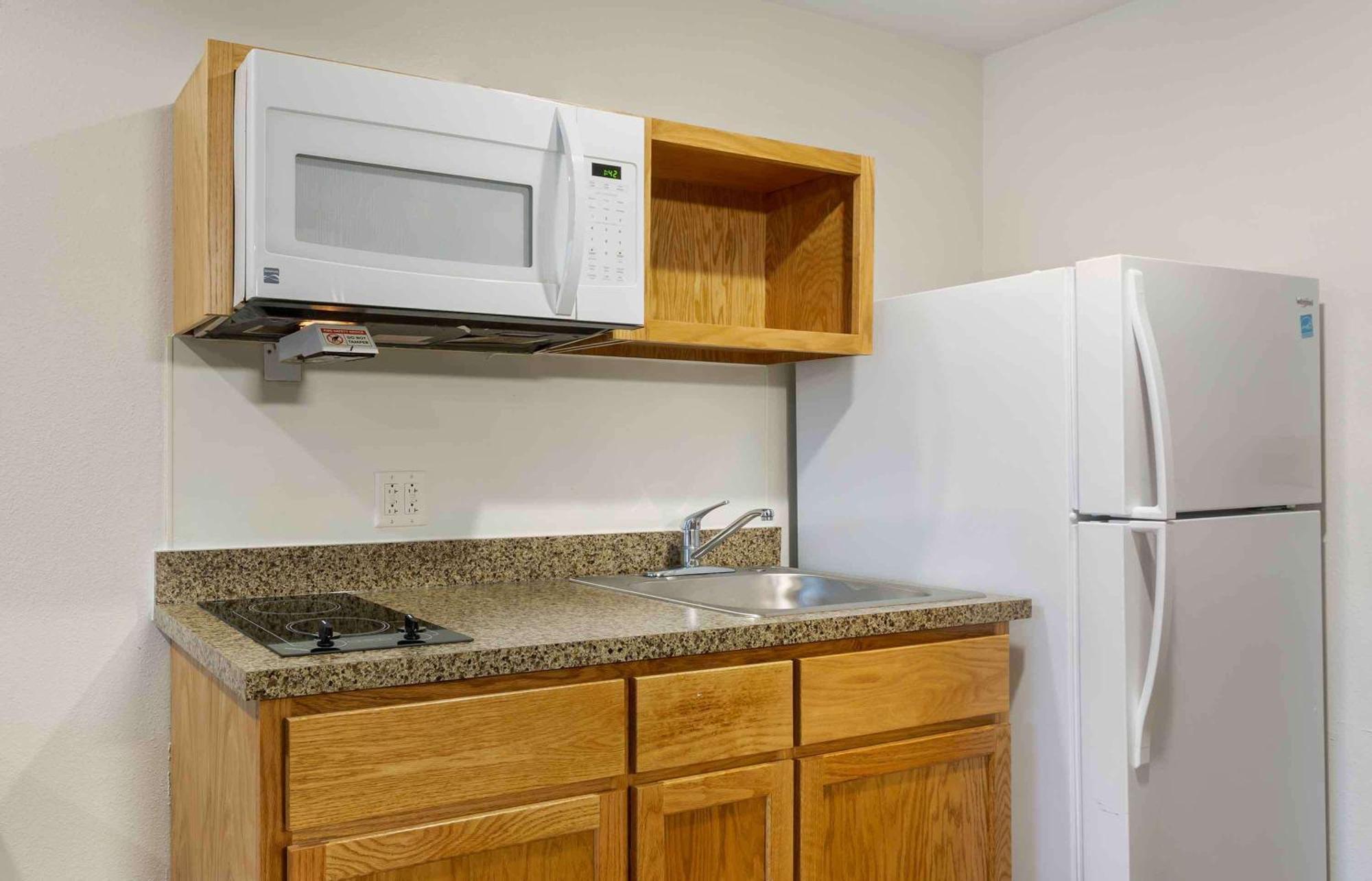Extended Stay America Select Suites - Cleveland - Airport Екстериор снимка